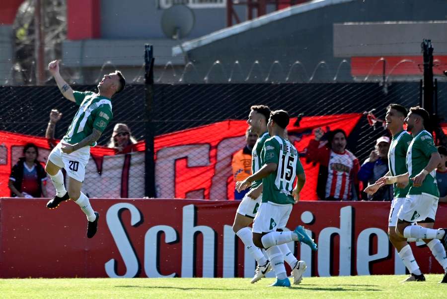 El Banfield gana a domicilio.