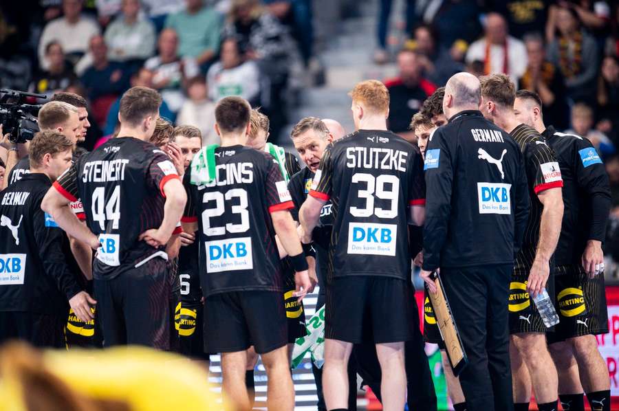 Wie weit kommen Alfred Gislason (m.) und sein Team bei der Handball-WM 2025?