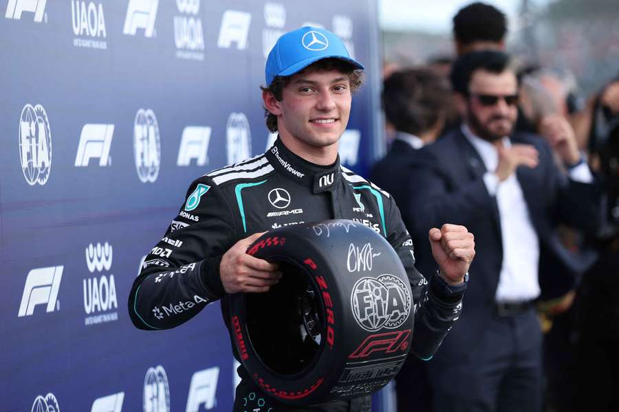 Kimi Antonelli mit dem Preis für die Poleposition. Kimi Antonelli mit dem Preis für die Poleposition.