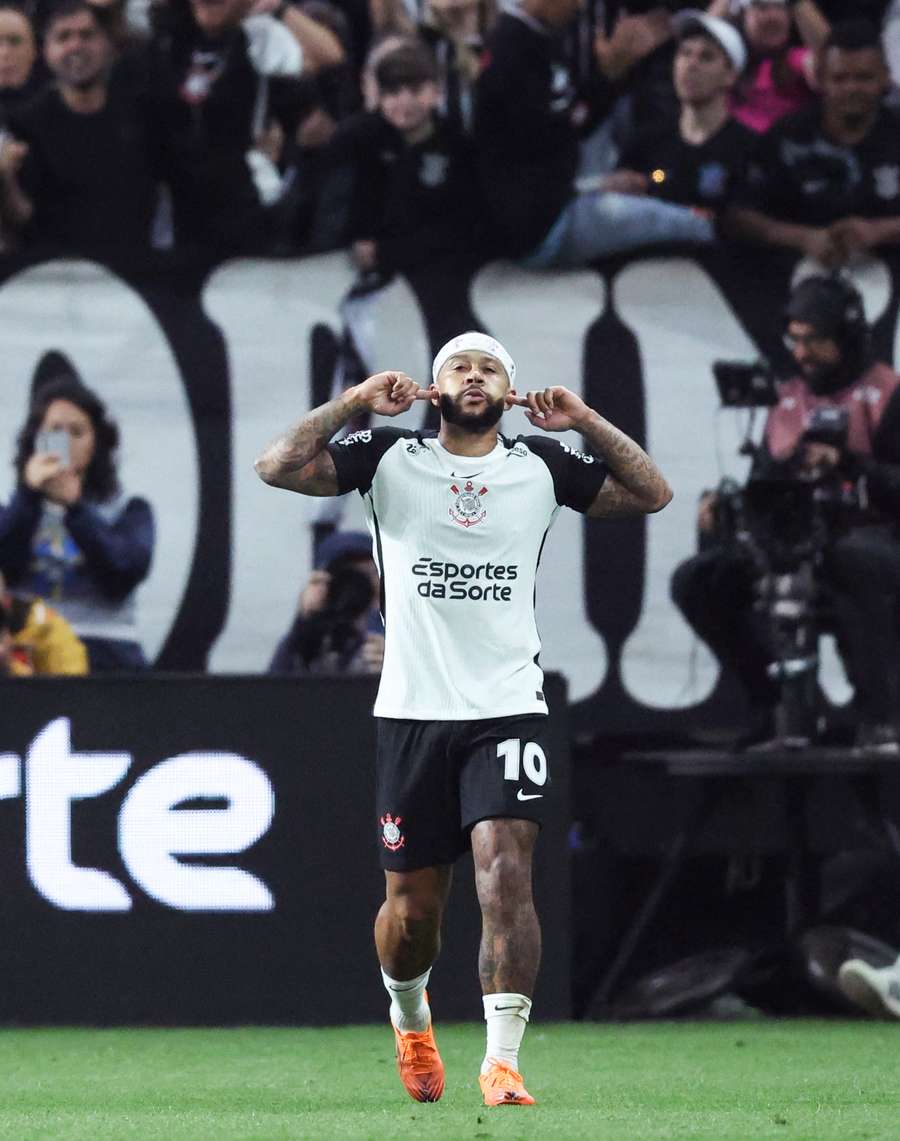 Memphis Depay humilhou Sabino e fez golaço no Majestoso