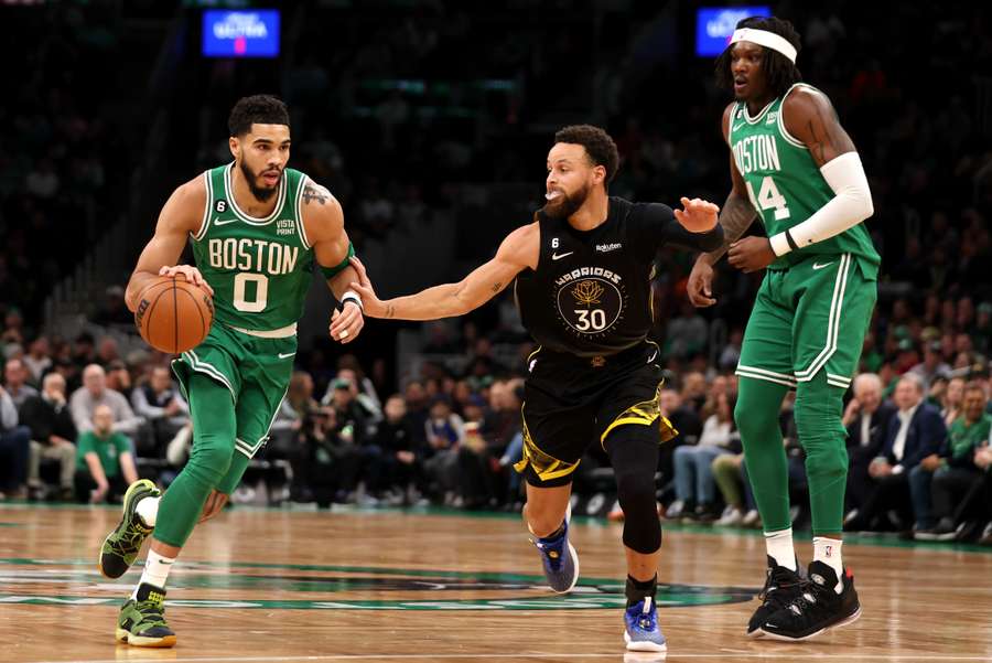 Jayson Tatum e Stephen Curry