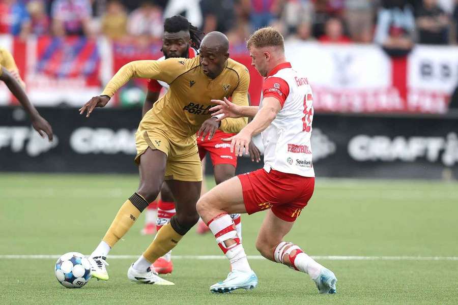Jean-Philippe Mateta intenta superar a Ulrik Fredriksen, del Fredrikstad