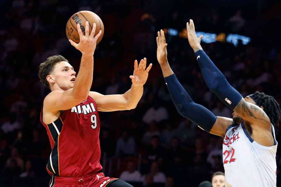 Pelle Larsson scored 16 points in Miami's win over Washington