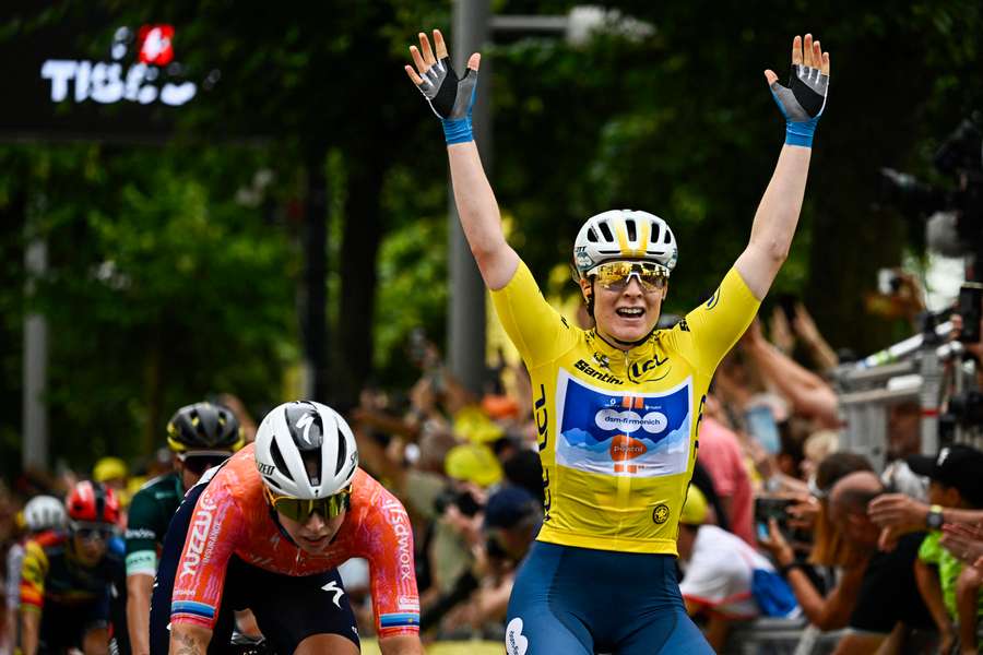 Charlotte Kool winning Stage 2