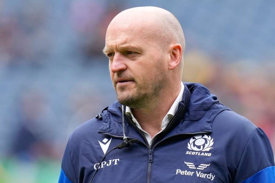 Townsend will stay on as Scotland coach