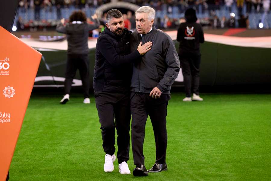 Gattuso y Ancelotti se saludan antes del partido