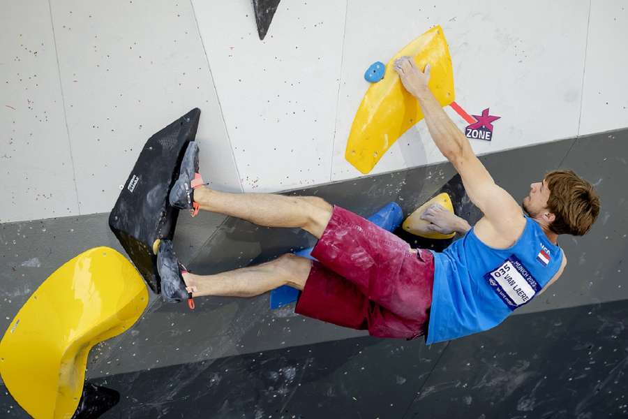 Don van Laere in actie tijdens het onderdeel boulderen van het sportklimmen op de eerste dag van het Multi-EK in 2022