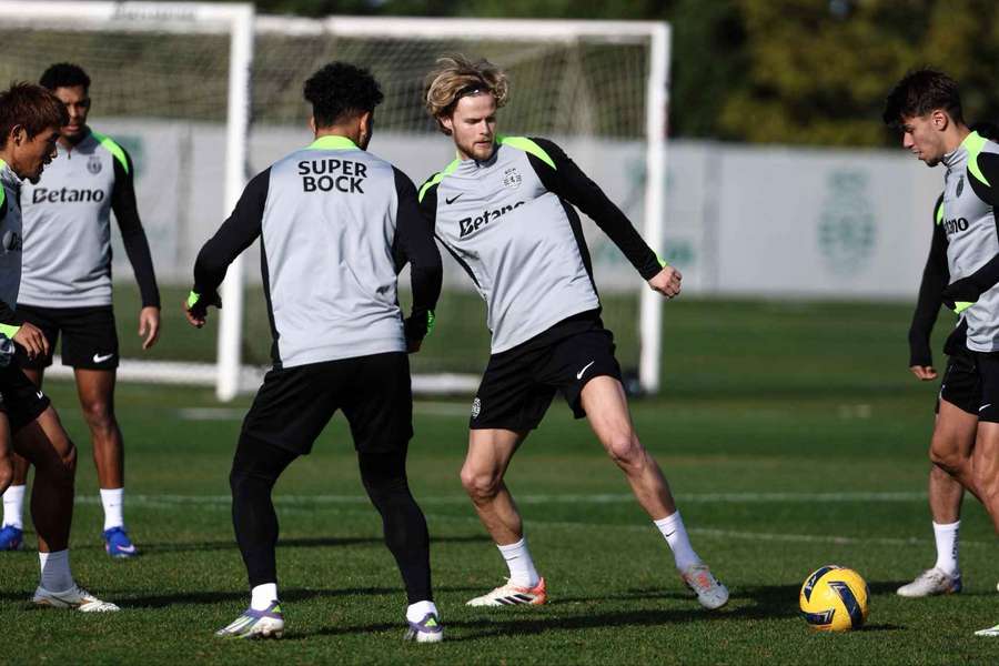 Três jovens na preparação do Sporting para o Casa Pia