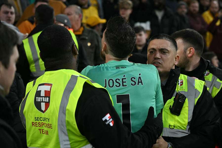 José Sá envolveu-se em discussão durante o jogo com o Bournemouth