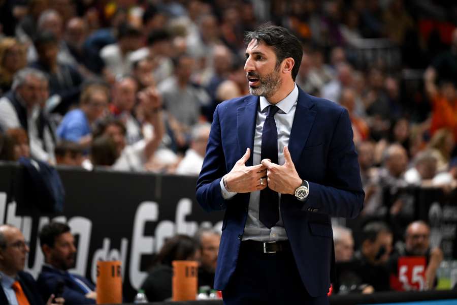 Álex Mumbrú seguirá siendo el entrenador del Valencia Basket