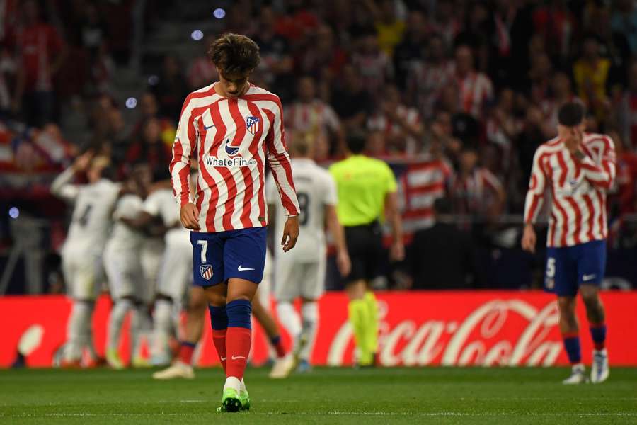 Joao Félix, apesadumbrado durante el derbi ante el Real Madrid