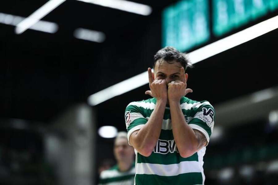 Rocha fez um poker na goleada do Sporting diante do Caxinas Poça Barca