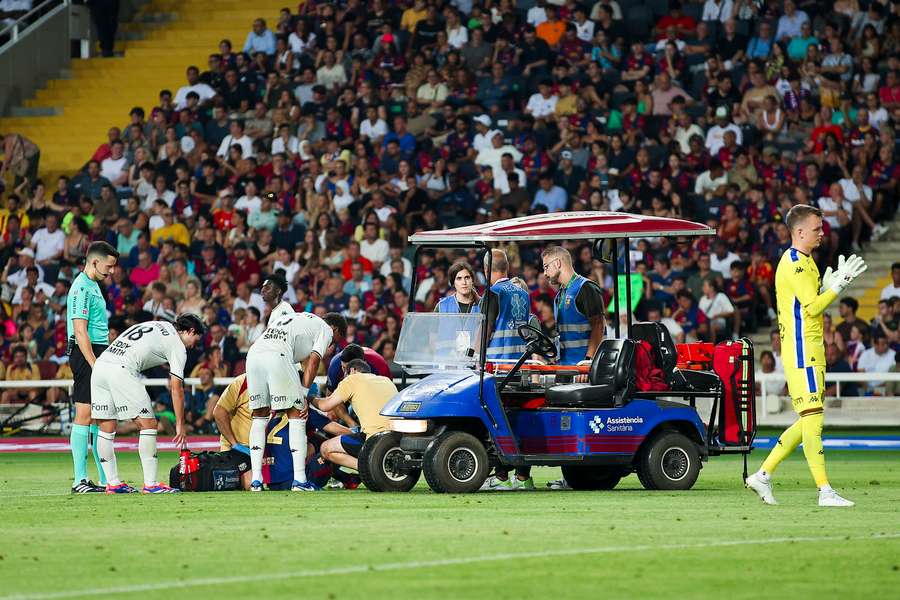 Zur Behandlung von Ilkay Gündogan mussten Sanitäter mit dem Golfcart aufs Feld fahren.