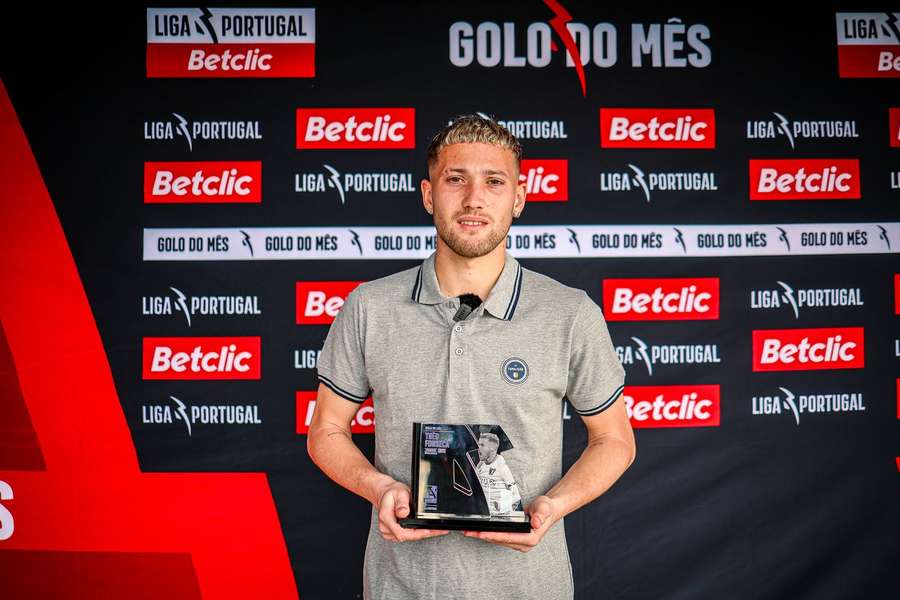 Théo Fonseca com o prémio de melhor golo do mês da Liga