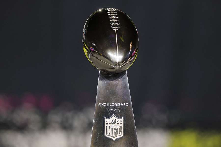 Troféu Vince Lombardi será entregue neste domingo (8) ao grande vencedor do Super Bowl