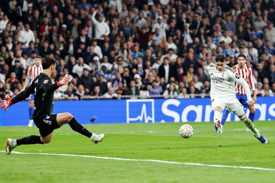 Valverde, en el momento de marcar el segundo gol del Madrid