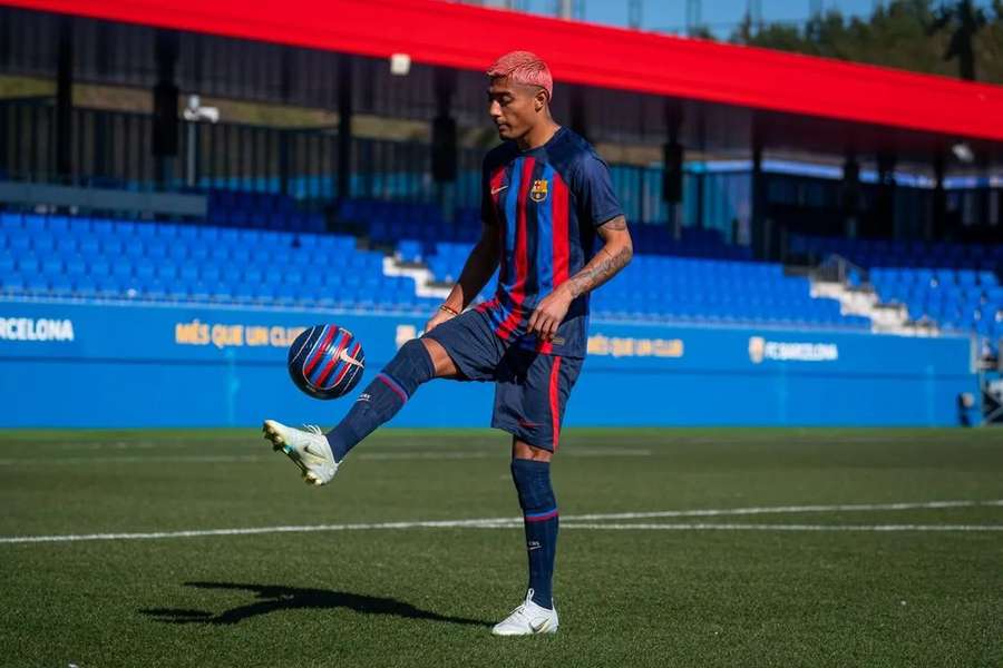 Julián Araujo durante a apresentação no Barcelona