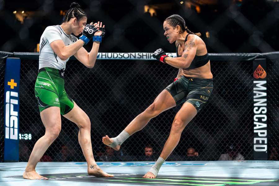 Amanda Nunes, brasileira, é a maior da história na categoria peso-galo