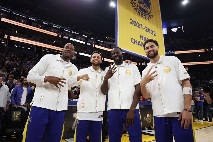 Andre Iguodala, Stephen Curry, Draymond Green y Klay Thompson posan con su cuarto anillo de la NBA