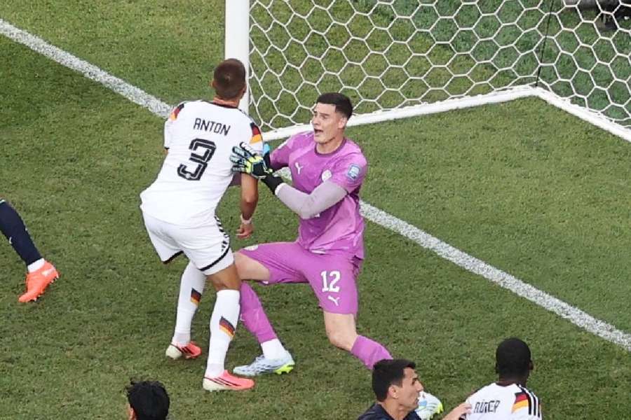 Arbitrul a decis că portarul Orlando Gill a fost obstrucționat Arbitrul a decis că portarul Orlando Gill a fost obstrucționat