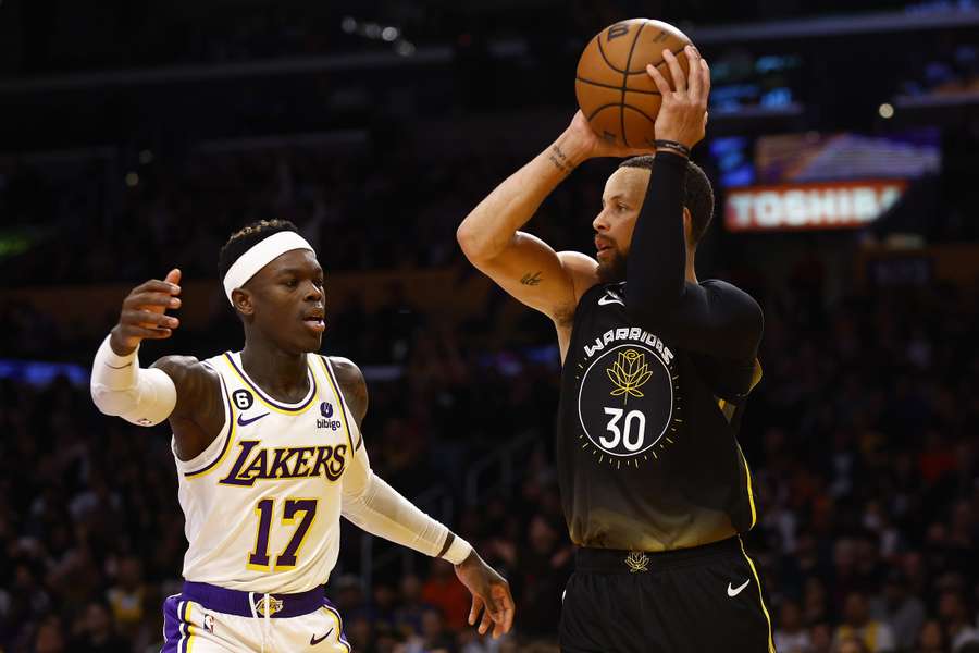 Konnte mit den Lakers gegen Comebacker Steph Curry (rechts) einen Sieg einfahren: Dennis Schröder 
