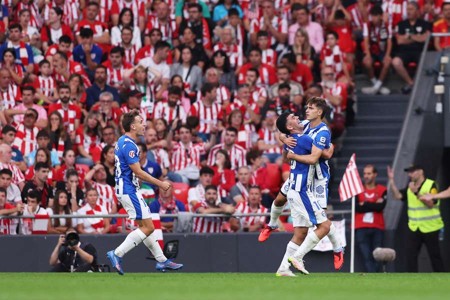 Los jugadores del Alavés celebrando el gol