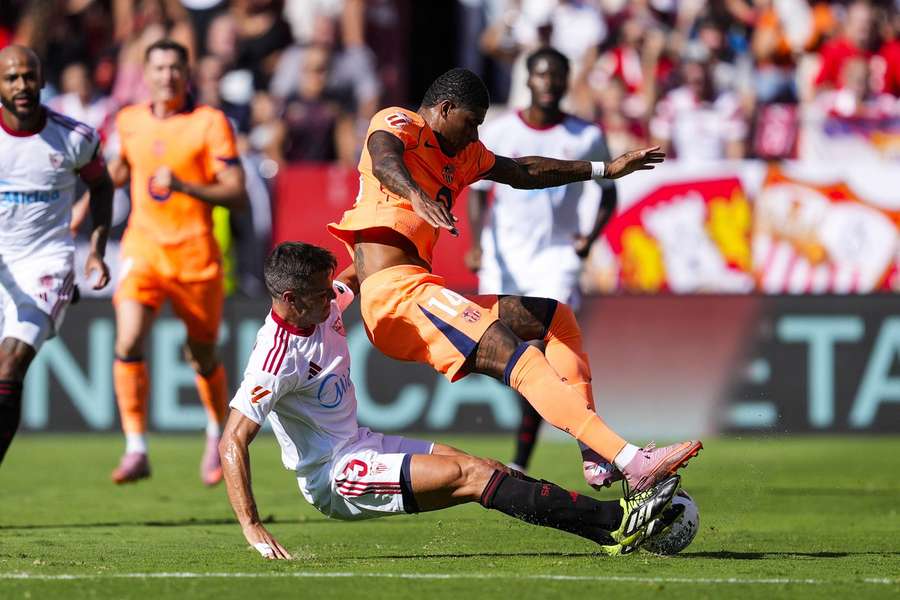 Marcus Rashford, în duel Jose Angel Carmona, în timpul partidei Sevilla - FC Barcelona din La Liga