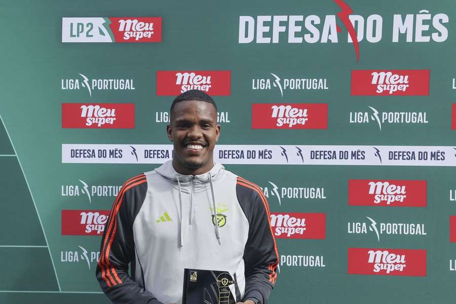 Gustavo Marques exibe o prémio
