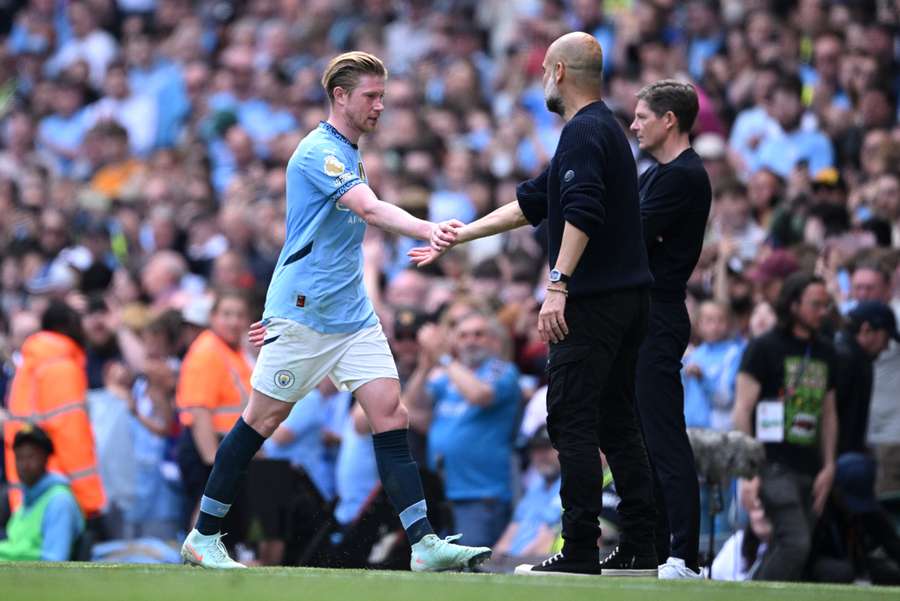 Kevin De Bruyne, del Manchester City, estrecha la mano de Pep Guardiola