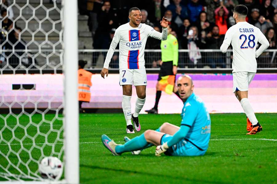 Kylian Mbappé se raduje po jednom ze dvou gólů, které dal Angers při vítězství 2:1.