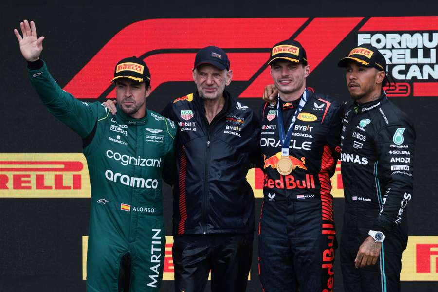 Da esquerda para a direita: Alonso, Newey, Verstappen e Hamilton
