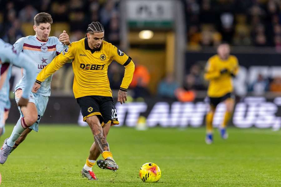 Ki-Jana Hoever v zápase Premier League.