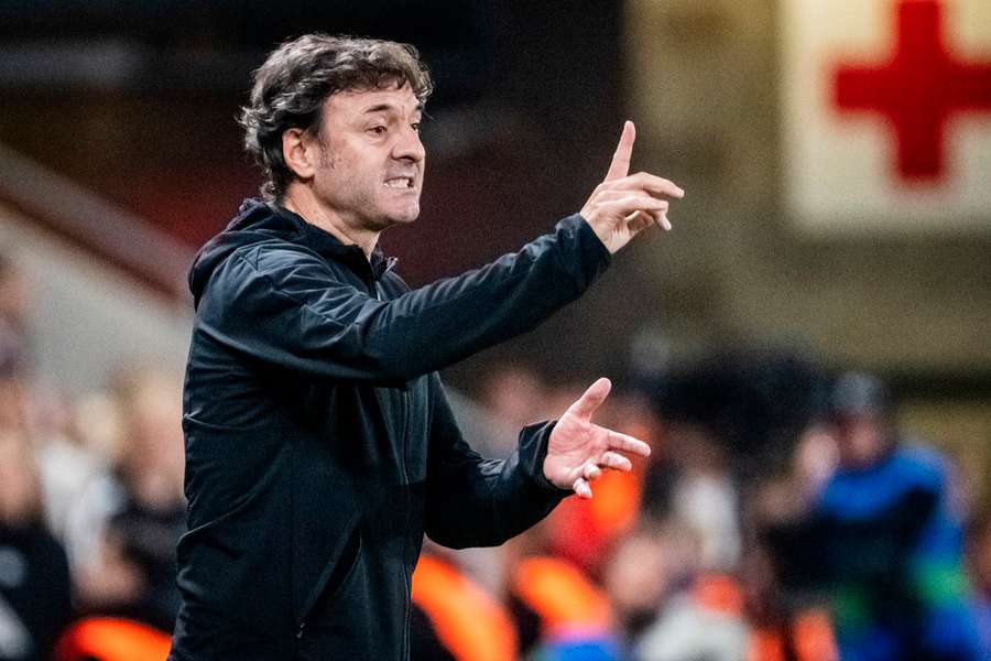 Santi Denia ve své premiéře na české lavičce. Santi Denia ve své premiéře na české lavičce.