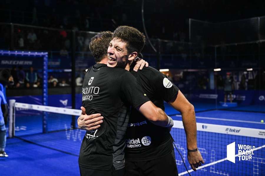 Momento em que Paquito Navarro e Juan Tello festejam a conquista do Open do México