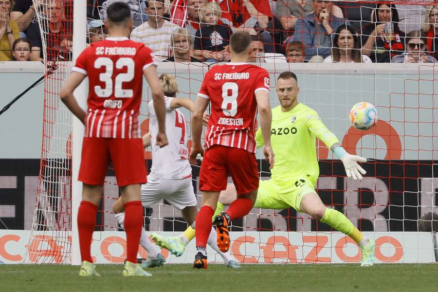 Kevin Kampl scoort de 0-1 voor Leipzig