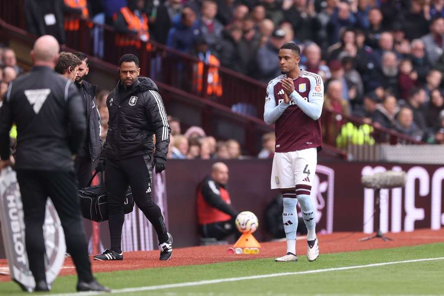 Ezri Konsa, do Aston Villa, abandona o relvado