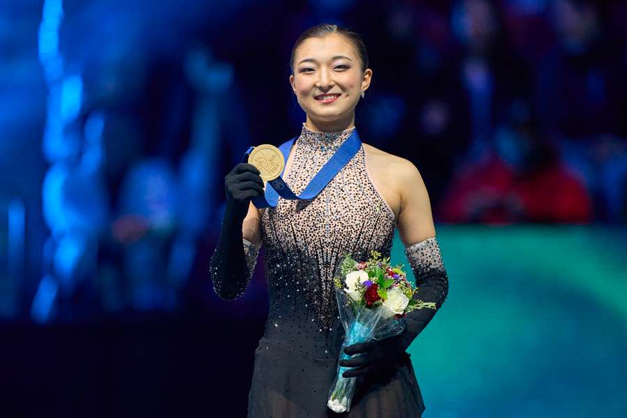 Sakamoto posa feliz con la medalla de oro.