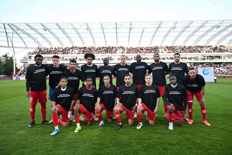 Avant le choc Dijon-Sochaux, les joueurs du DFCO affichent leur soutien à la section féminine
