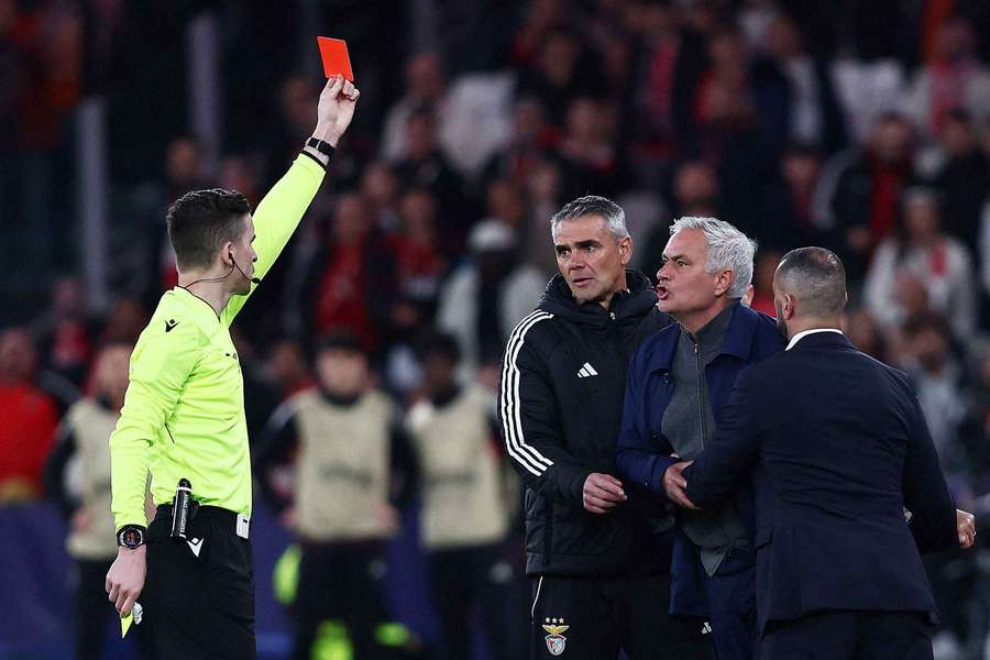 Mourinho bude Benfice v odvetě chybět.