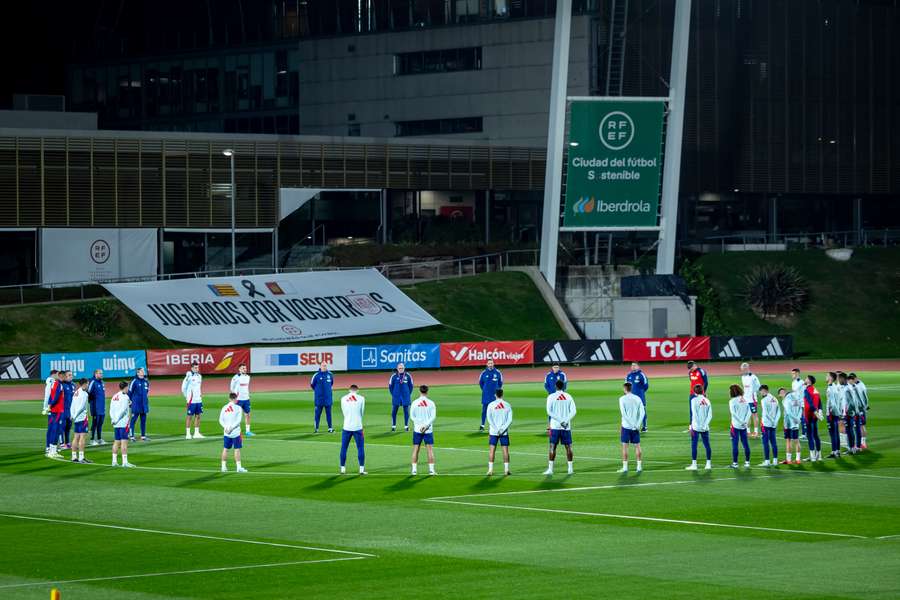 Los internacionales guardan un minuto de silencio antes de entrenar