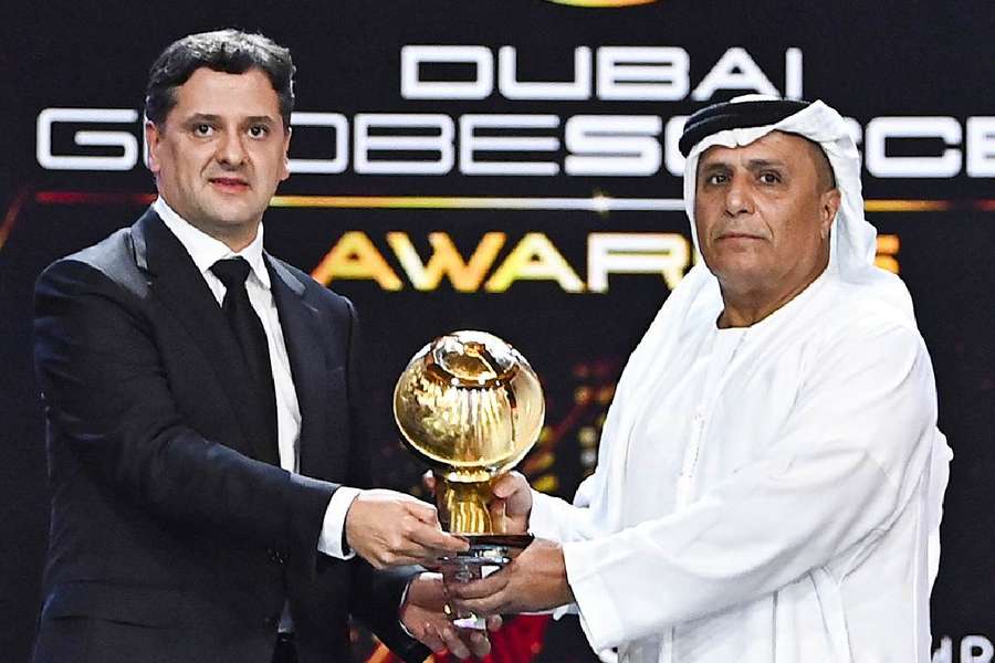 Calafat reçoit un prix lors des Globe Soccer Awards à Dubaï.