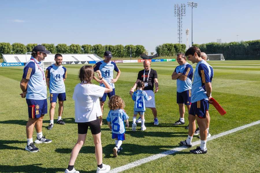 La visita de la leyenda Andrés Iniesta a la selección española en Catar