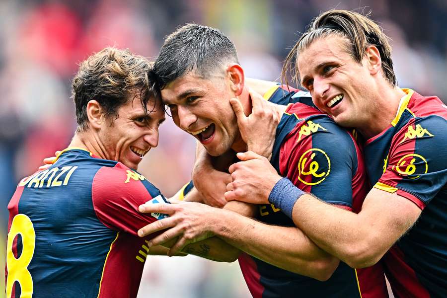 Malinovskyi, Baldanzi e Colombo del Genoa esultano dopo il gol contro il Sassuolo