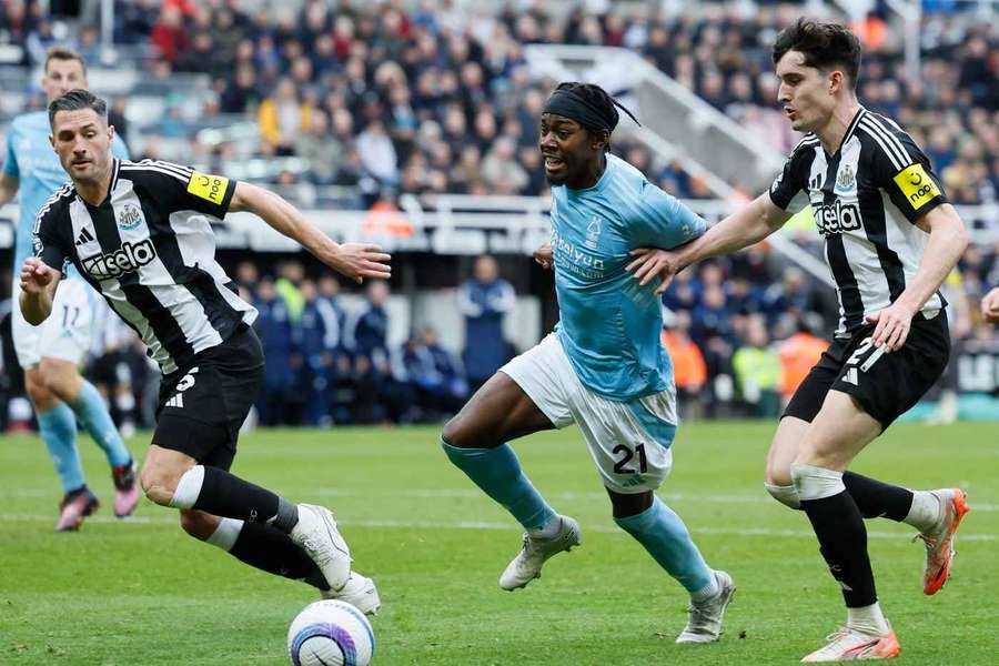Fabian Schar, del Newcastle, y Tino Livramento desafían a Anthony Elanga, del Nottingham Forest.