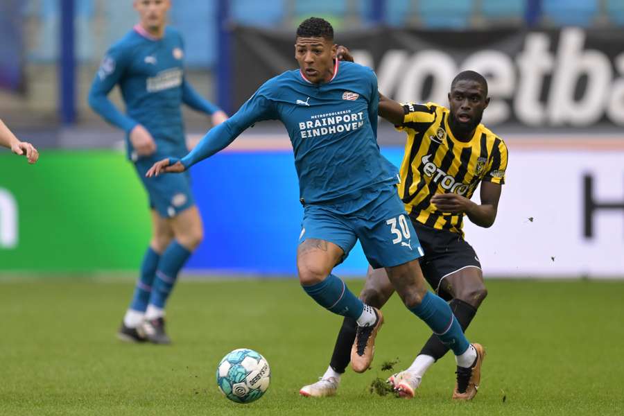 PSV raakt met gelijkspel in Arnhem achterop in titelstrijd