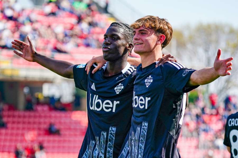 Como's young stars Assane Diao and Nico Paz celebrate together