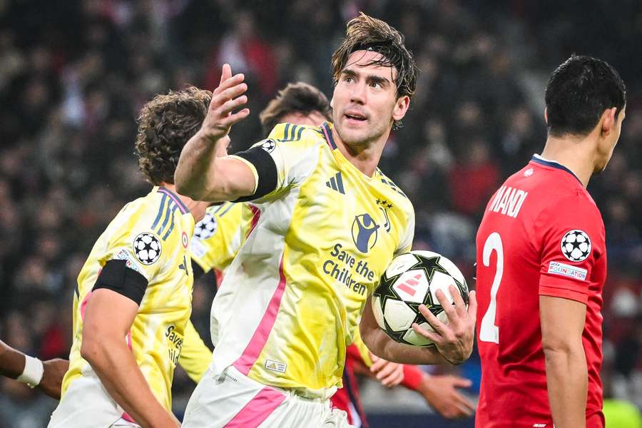 Vlahovic celebrando su gol ante el Lille