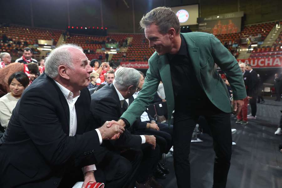 Julian Nagelsmann (r.) und Uli Hoeneß bei der Bayern-Mitgliederversammlung im Jahr 2022.