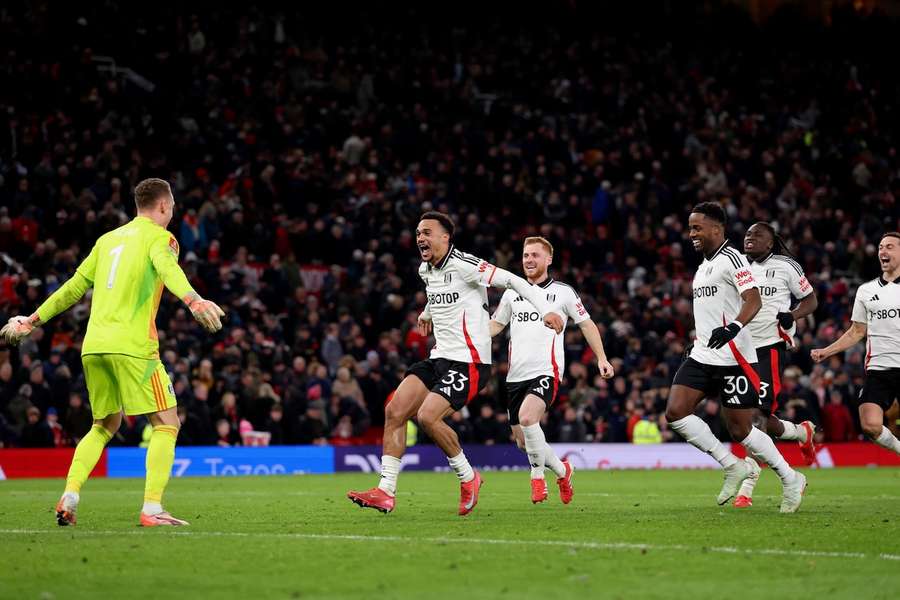 Bernd Leno (l.) war nach seinen gehaltenen Elfmetern der gefeierte Mann beim FC Fulham.