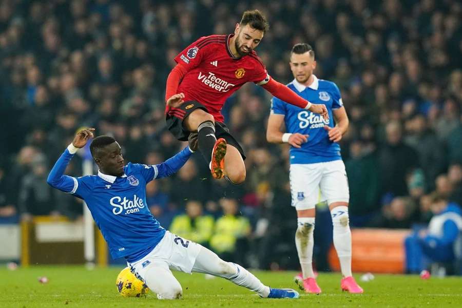 Bruno Fernandes se v podzimním utkání Manchesteru United a Evertonu neprobil přes Idrissu Gueyeho.